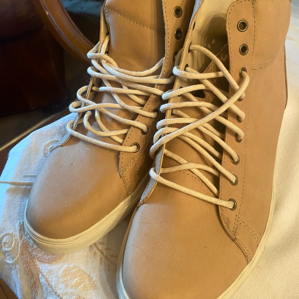 Men’s ankle height laced up shoes